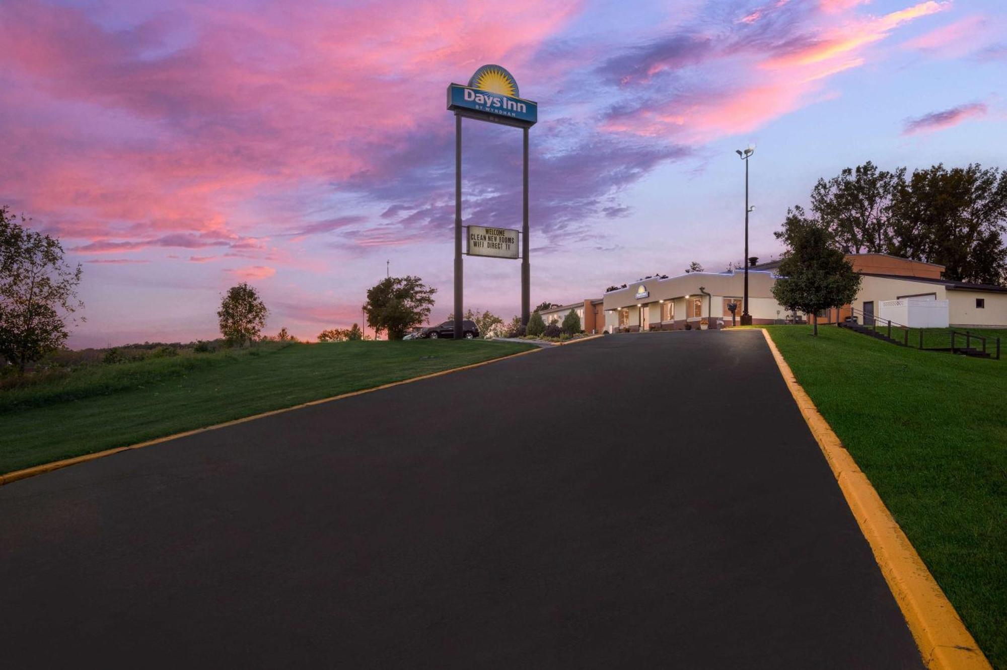 Days Inn By Wyndham Newton Dış mekan fotoğraf
