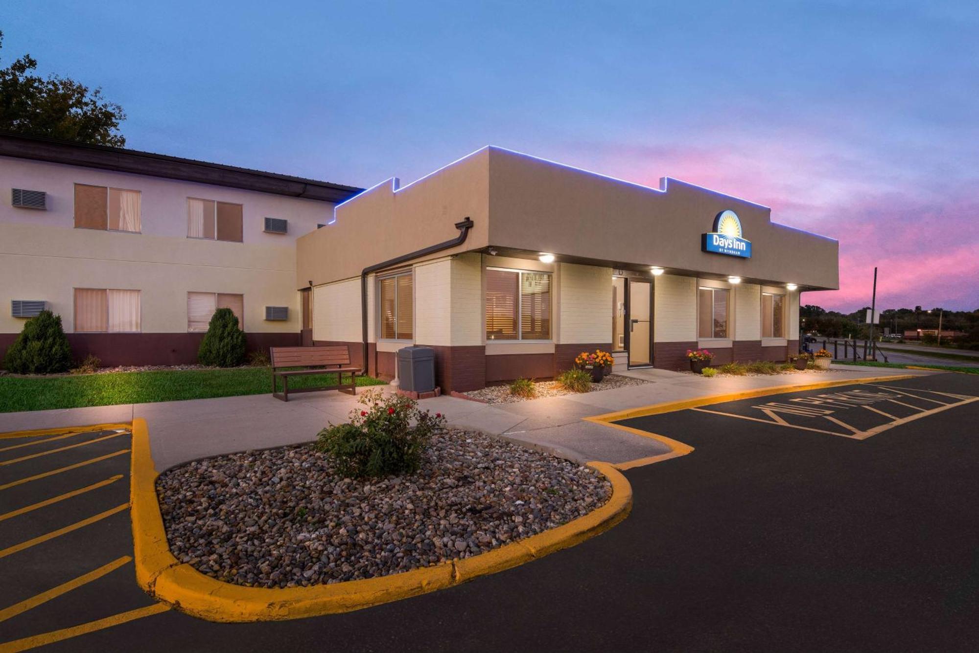 Days Inn By Wyndham Newton Dış mekan fotoğraf