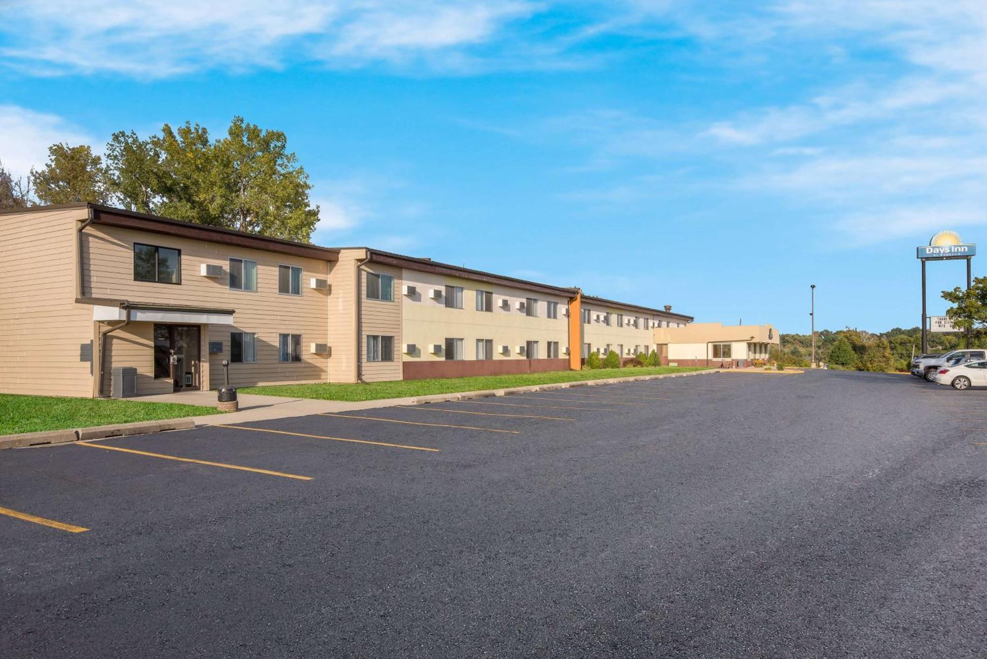 Days Inn By Wyndham Newton Dış mekan fotoğraf