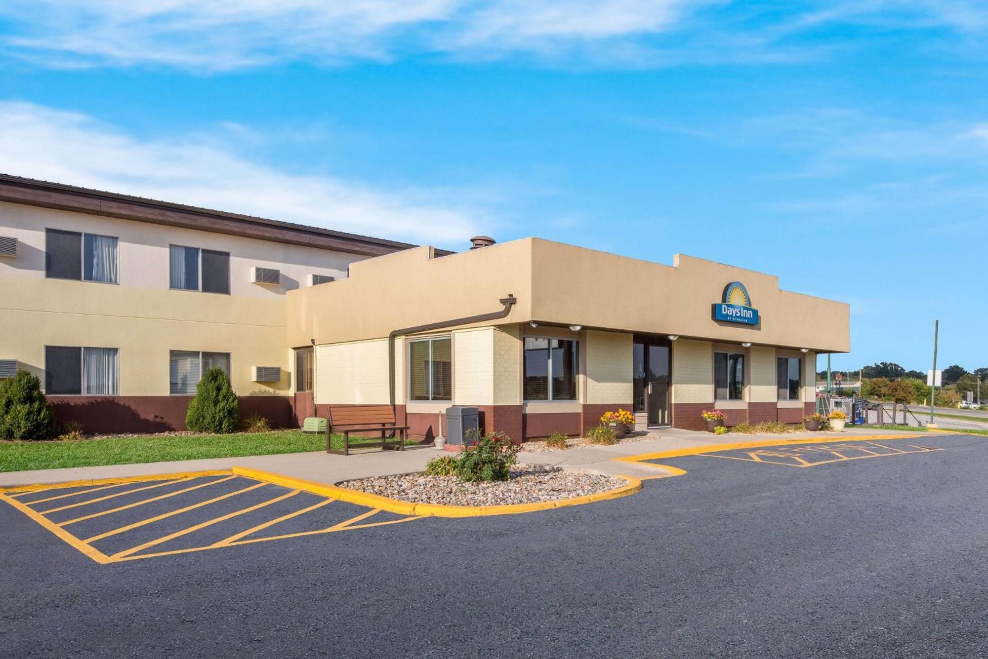 Days Inn By Wyndham Newton Dış mekan fotoğraf